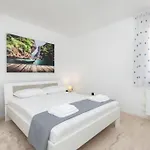 Natali Punat- Free Parking On Premises 普纳特